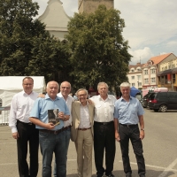 zleva: ředitel Kulturního domu města Soběslavi Mgr. Petr Valeš, Ladislav Kubeš, vydavatel Gerhard Sulyok, autor knihy Miloň Čepelka, Jaroslav Zeman, starosta města Soběslavi Ing. Jindřich Bláha.